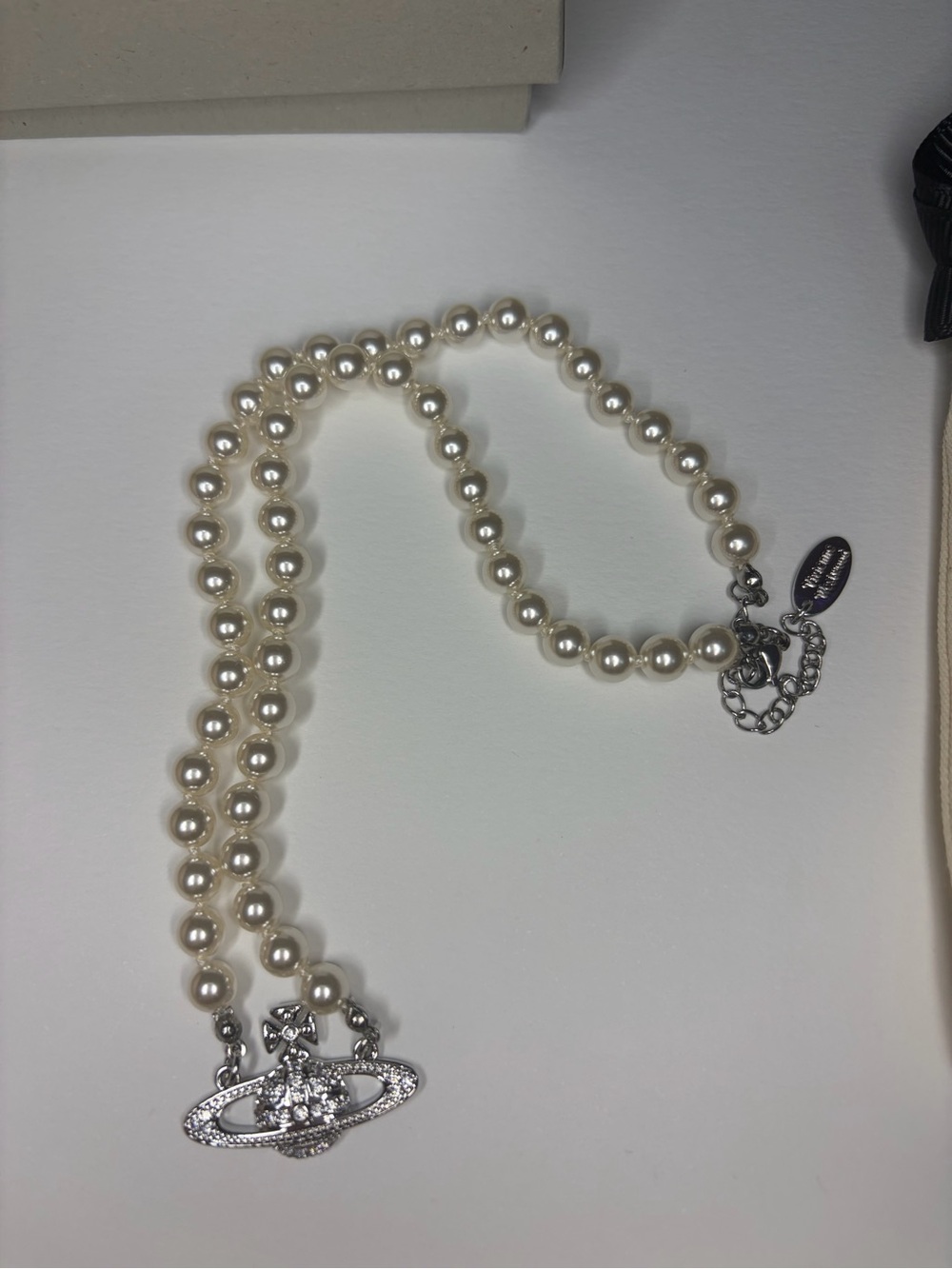 Vivienne Westwood Mini Bas
Relief Pearl Choker Necklace